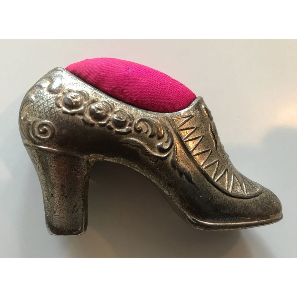 VICTORIAN OCCUPIED JAPAN (Stated) SILVER METAL SHOE PINCUSHION W/PINK/RED INSERT